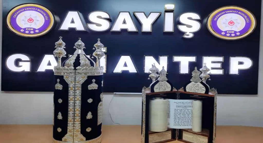 Sinagogdan 600 bin lira değerinde el yazması iki Tevrat’ı çalan hırsızlar tutuklandı