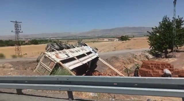 Tuğla yüklü kamyon devrildi: 1 yaralı