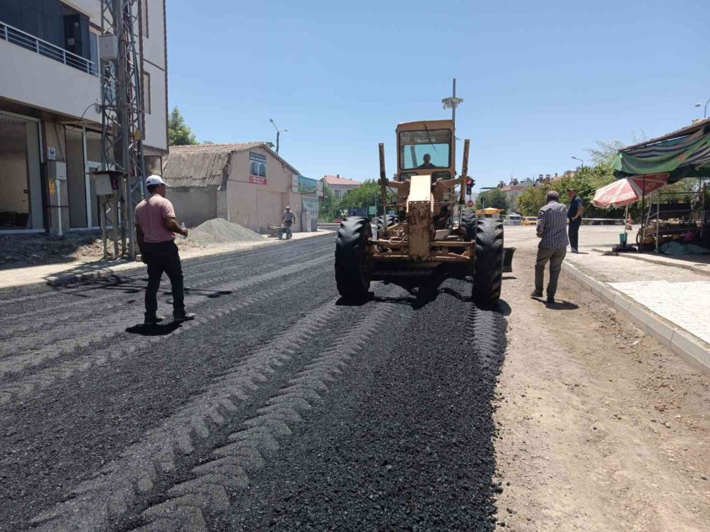 Yazıkonak’ta altyapı ve asfalt çalışması hız kesmeden devam ediyor