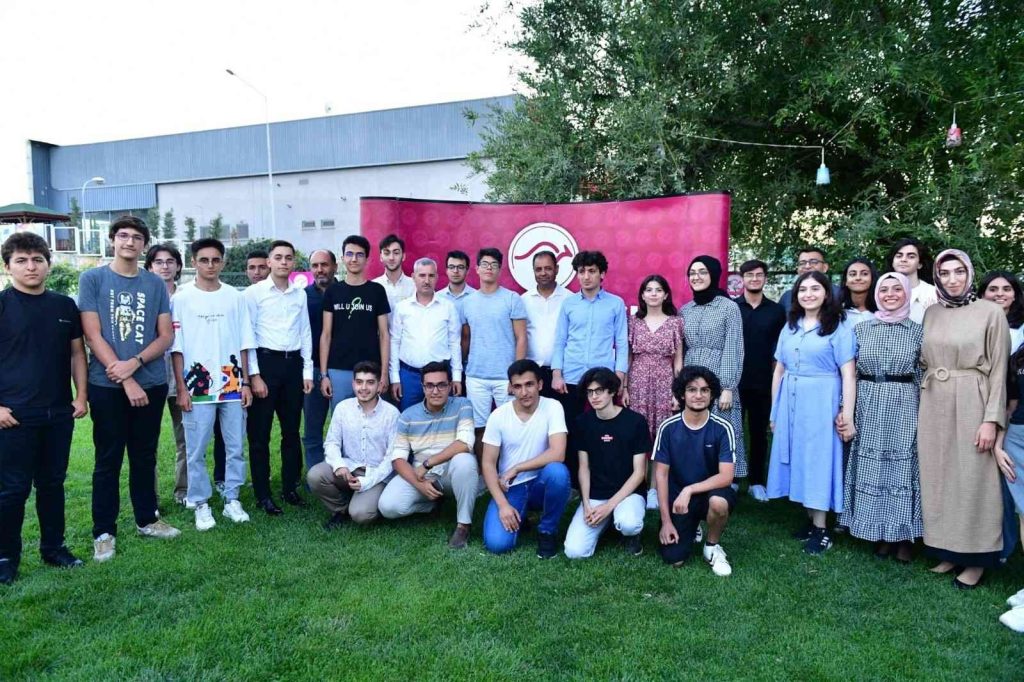 YKS’de başarılı olan öğrenciler ödüllendirildi