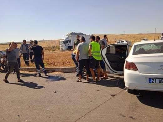 Yola çıkan traktöre otomobil çarptı: 3 yaralı