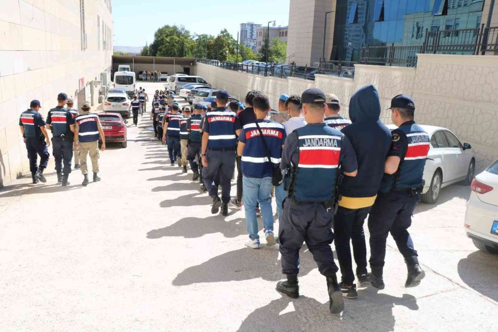 4 ilde 260 vatandaşı dolandıran suç örgütüne operasyon: 26 şüpheli adliyeye sevk edildi