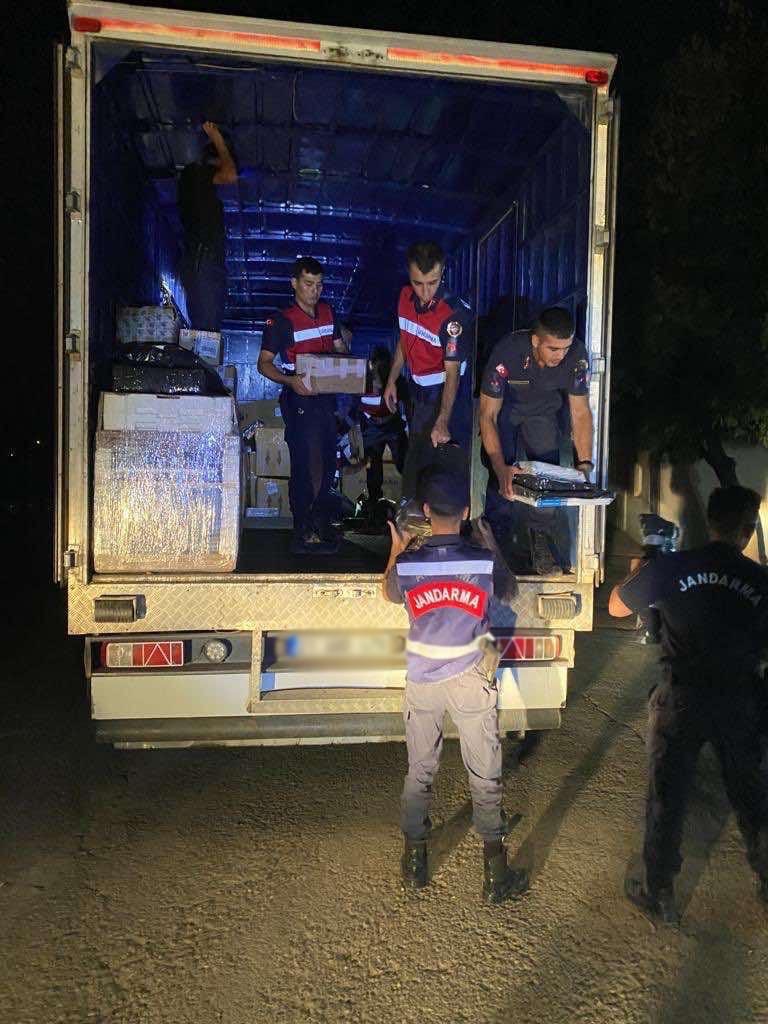 6 milyon liralık kaçak ürün taşıyan kargo aracı jandarmanın gözünden kaçmadı