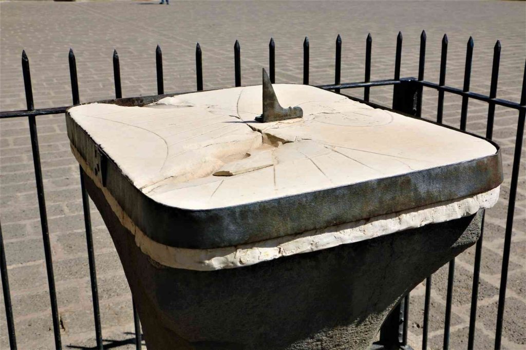 8 asırlık güneş saati zamanı göstermeye devam ediyor