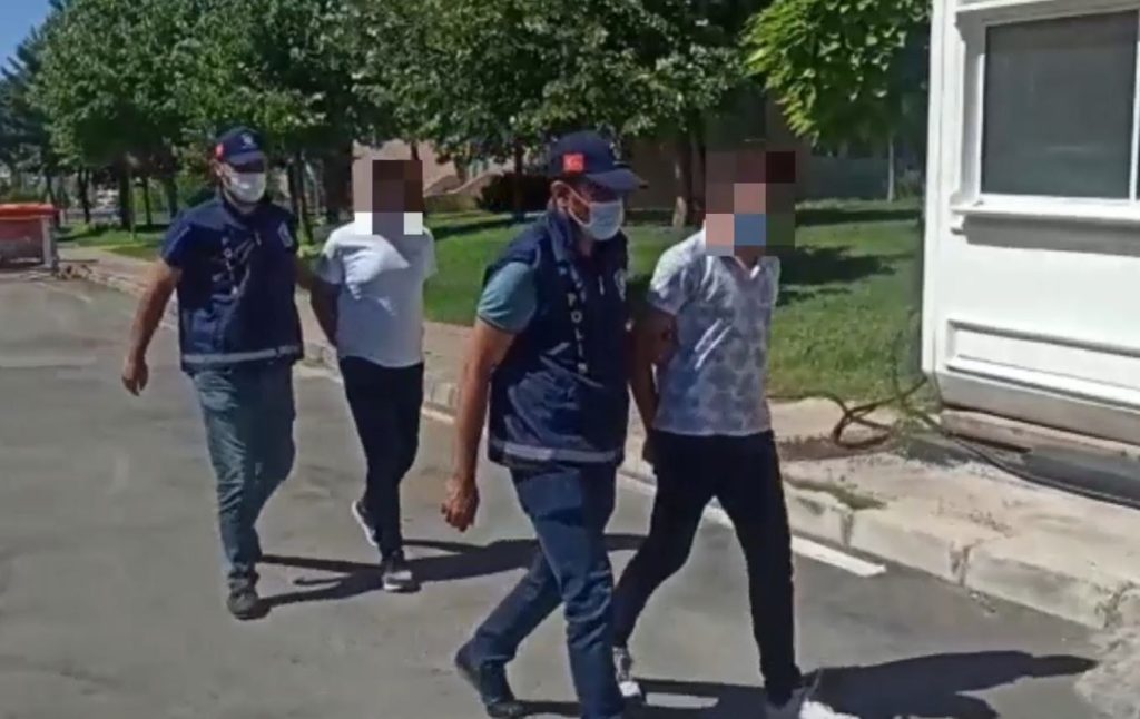 Akü hırsızları yakalandı