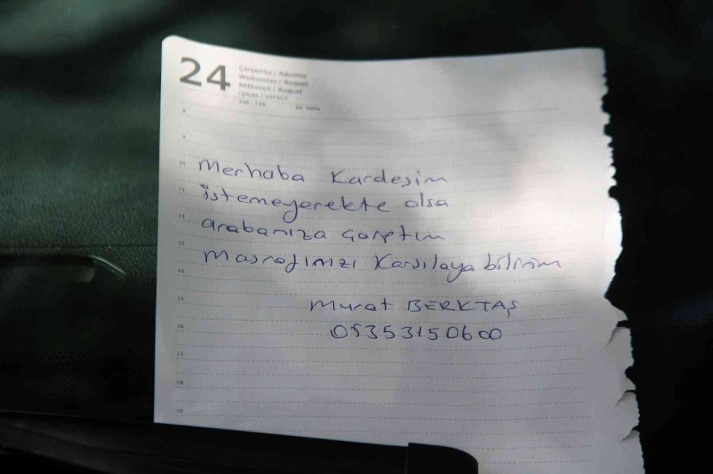 Arabasına binince ceza yediğini zannetti, gerçeği görünce “İnsanlık ölmemiş” dedi
