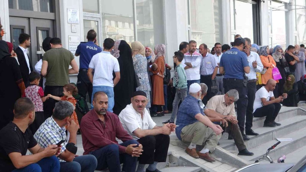 “Avrupa’ya gönderiyorlar” yalanını duyan mülteciler oraya koştu