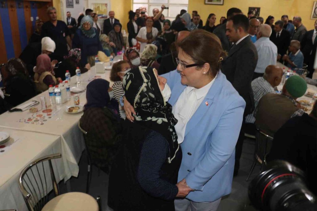 Bakan Derya Yanık, Malatya’da Huzurevi’ni ziyaret etti