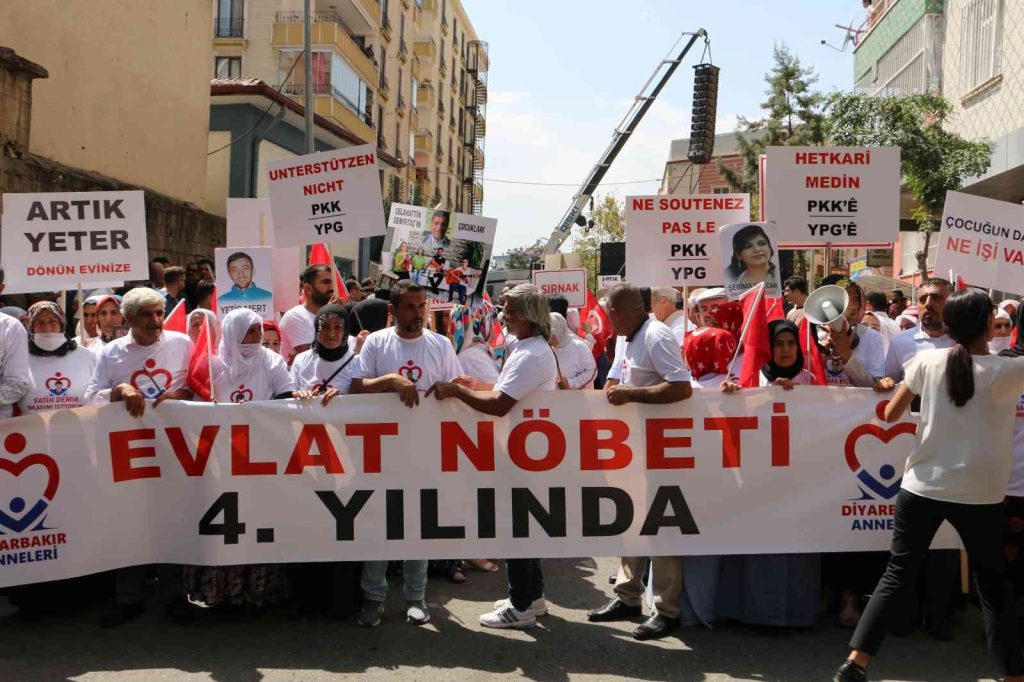 Bakan Soylu, evlat nöbetindeki ailelerle teröre lanet yürüyüşüne katıldı