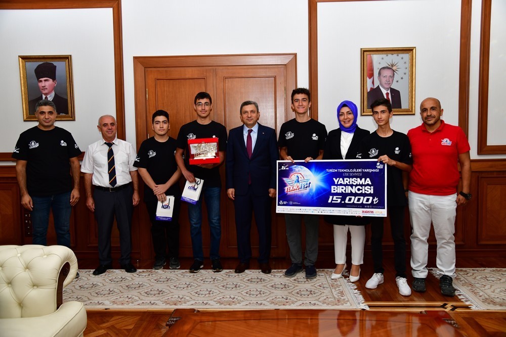 Başarılı öğrencilere Vali Şahin’den hediye