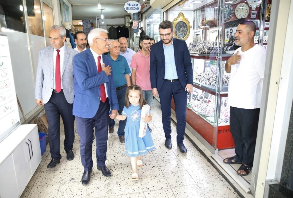 Başkan Güder, mesaiye esnaf ziyaretiyle başladı