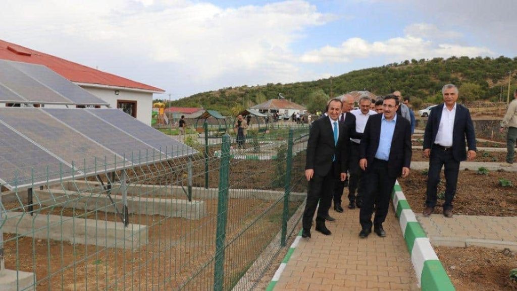 Bingöl  il protokolü Köy Yaşam Merkezi’ni inceledi