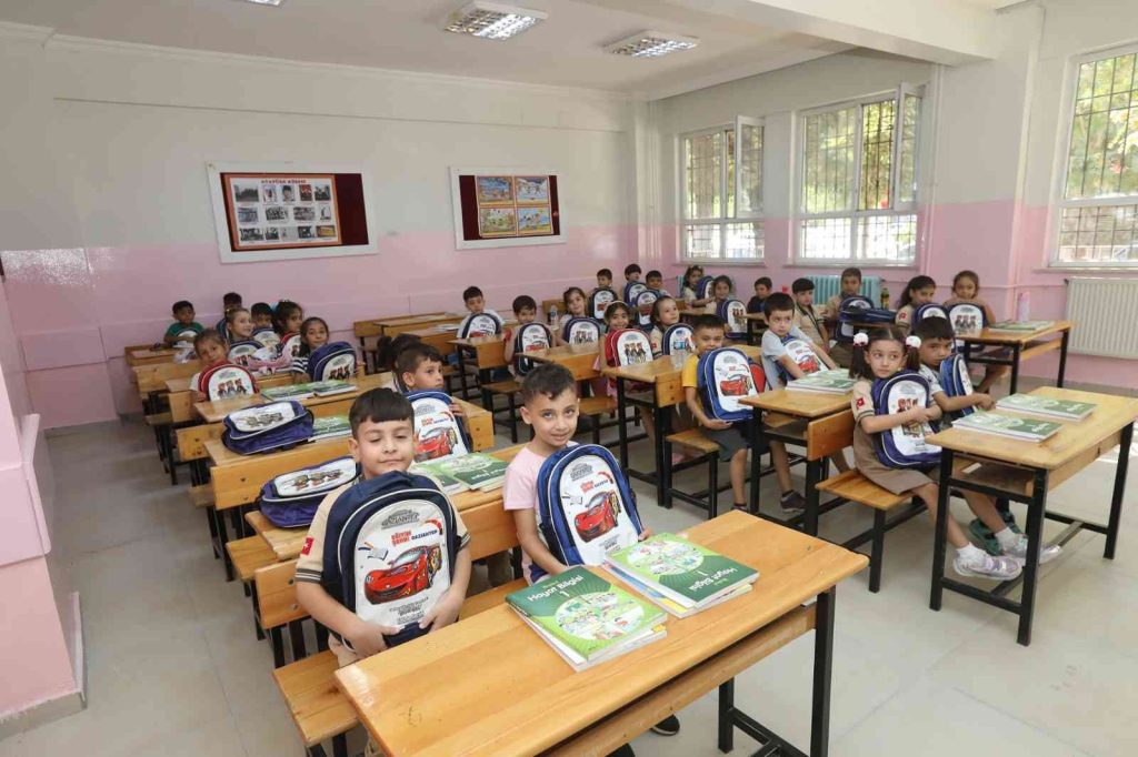 Çanta ve kırtasiye malzemeleri 1’inci sınıflarla buluştu
