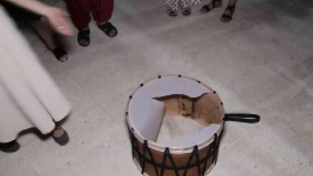 Çılgın davulcu kendinden geçti, davulu patlattı