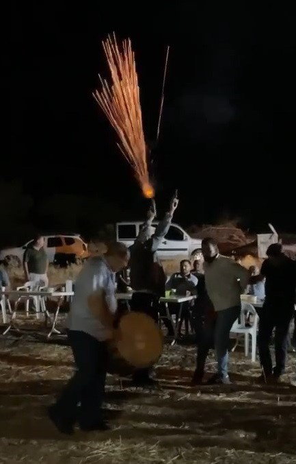 Davula ritim tutan şahıs, iki eline aldığı silahla havaya ateş açtı