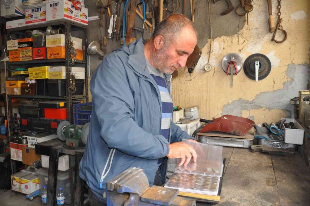 Dışından bakan hurda dükkanı sanıyor, içerisi tarihe açılıyor