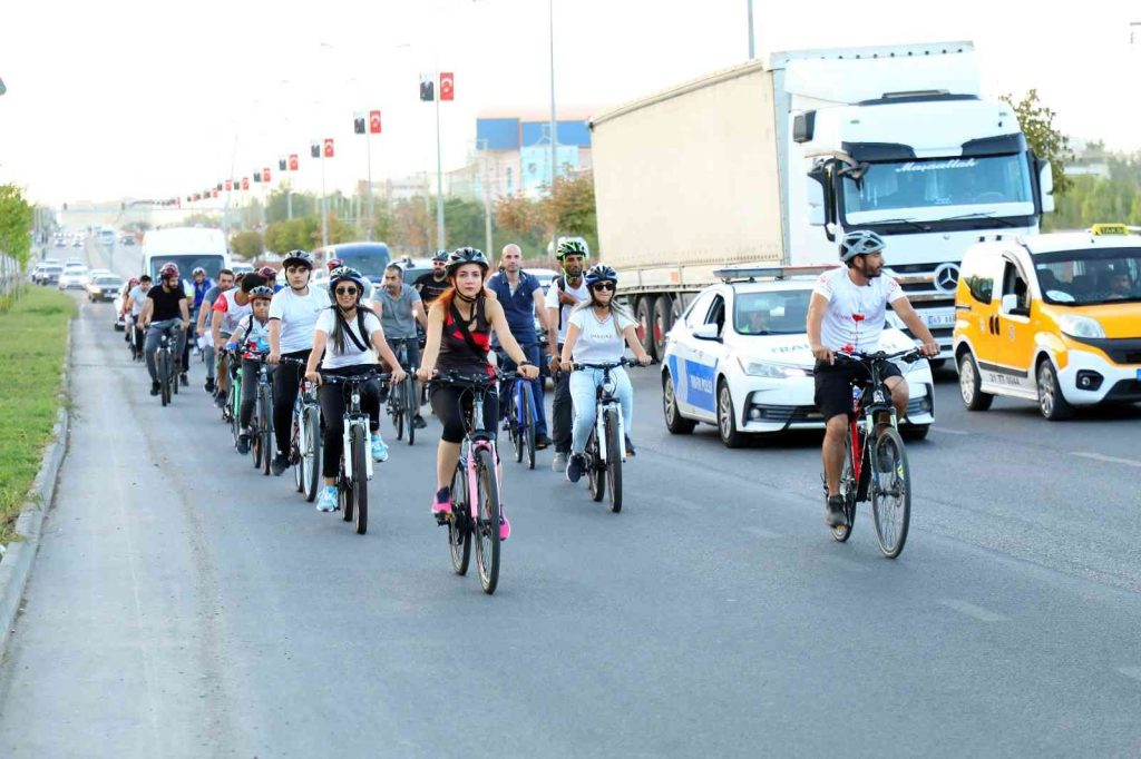 Diyarbakır’da 100 bisikletçi  hareketli yaşamak için pedal çevirdi