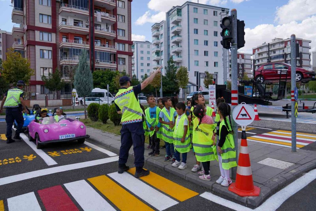 Diyarbakır’da 250 öğrenciye uygulamalı trafik eğitimi