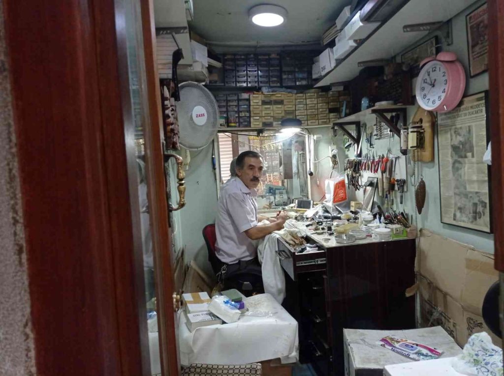 Diyarbakır’da 4,5 metrekarelik alanda 52 yıldır zaman ayarlıyor