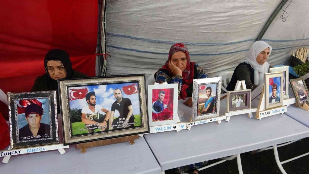 Diyarbakır’da aileler bin 100 gündür evlat yolu gözlüyor