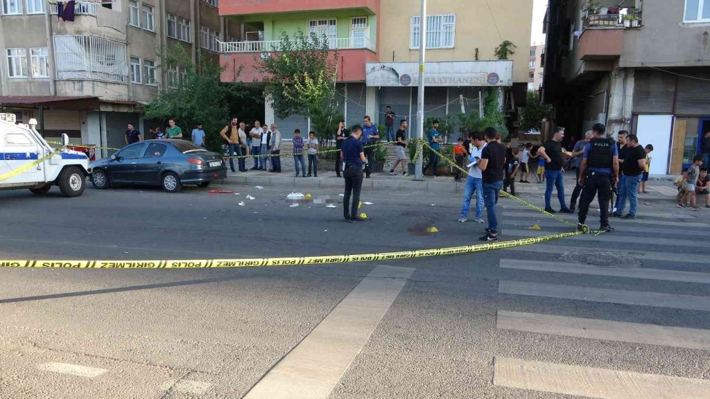 Diyarbakır’da cadde ortasında silahlı çatışma: 3 kişi yaralandı