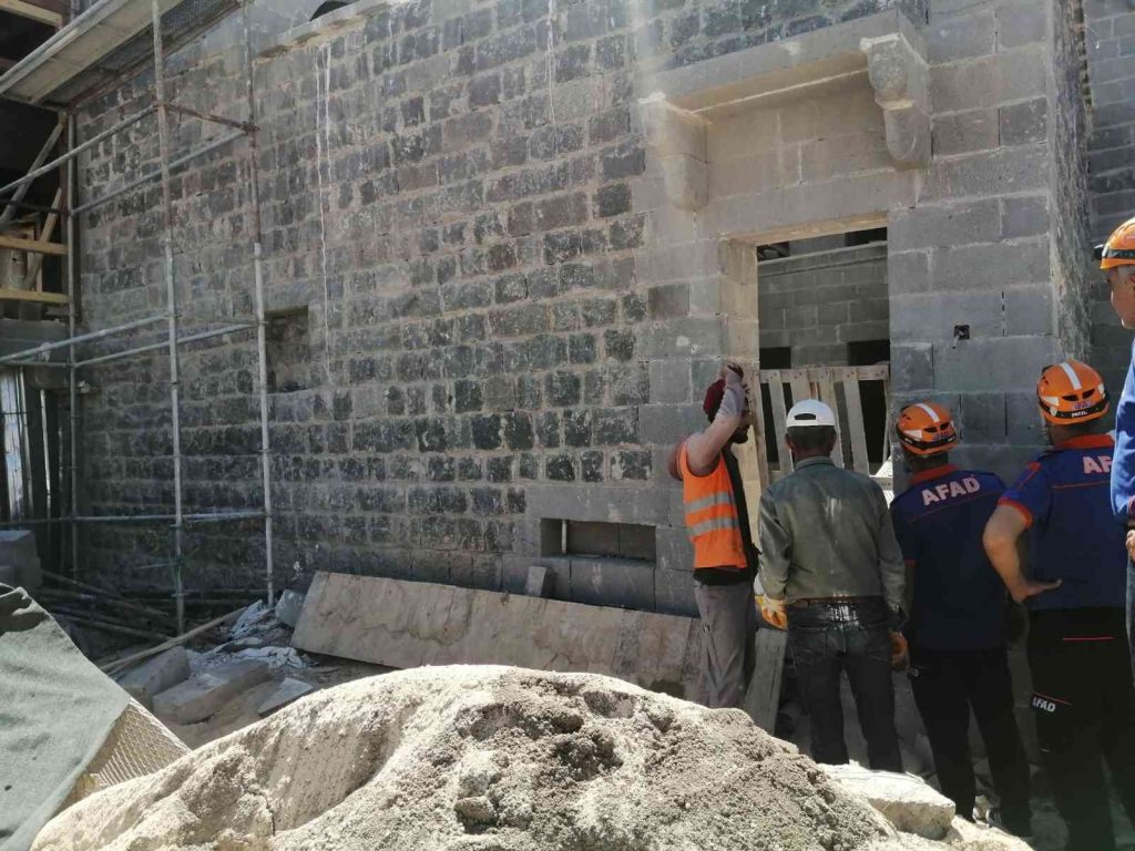 Diyarbakır’da inşaat alanında gezen vatandaş kazaya neden oldu: 2 yaralı