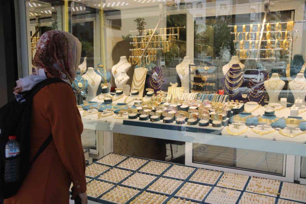 Bürokrat isimlerini kullanarak dolandırıcılık yapıyorlar…