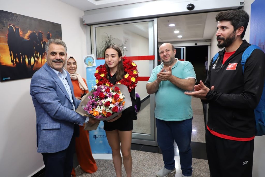 Dünya 3.’sü sporcuya özel karşılama