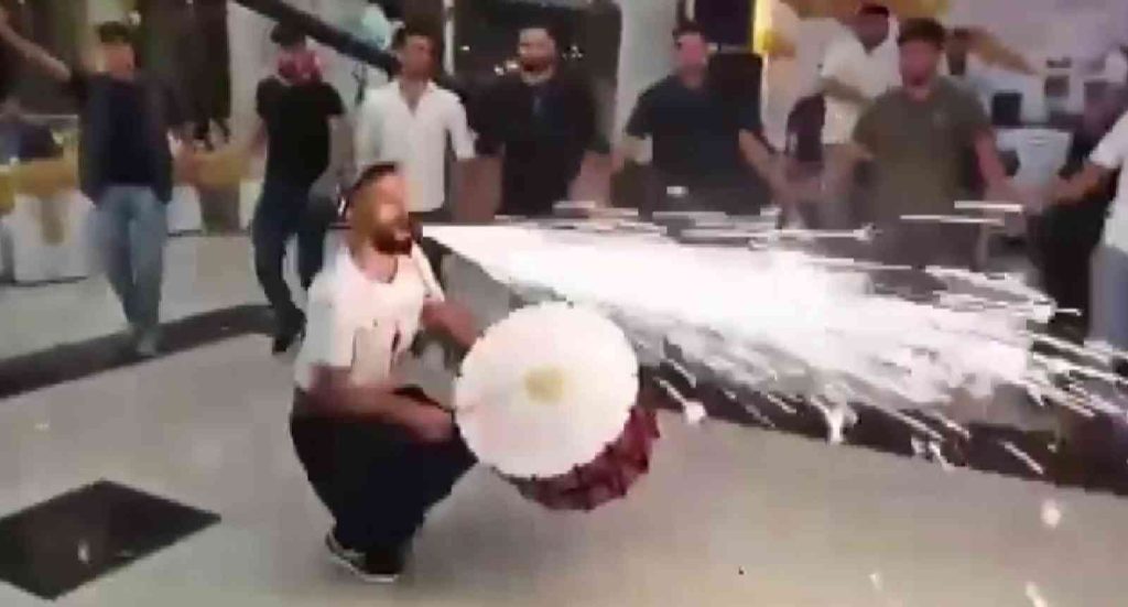 Elazığ’da alevli davul şov