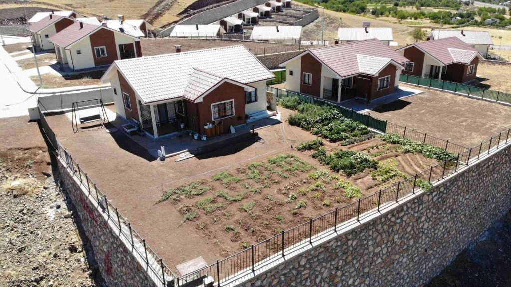Elazığ’da depremin izleri bir bir siliniyor