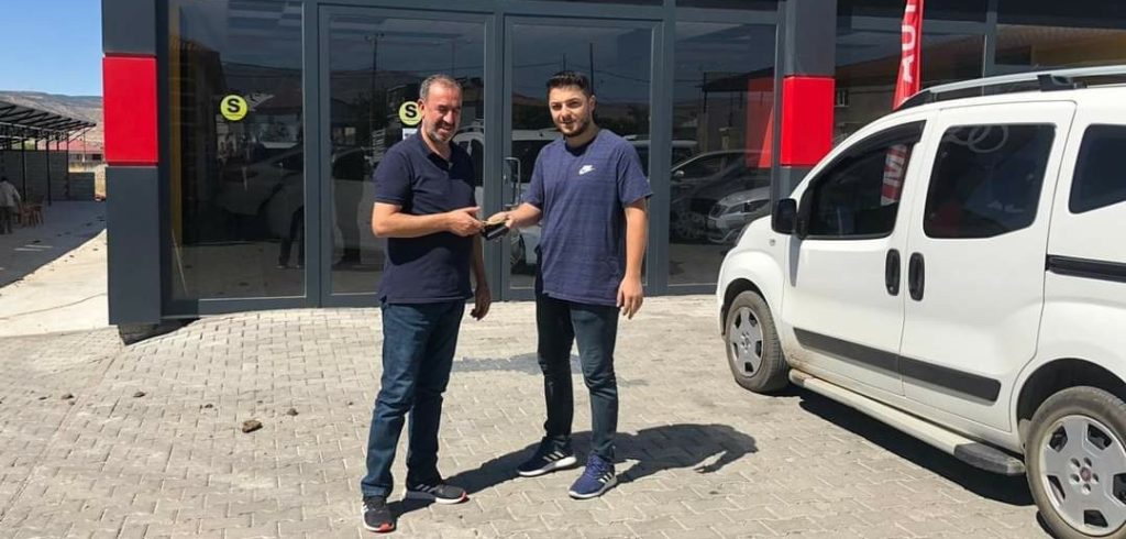 Euro dolu çantayı sahibine teslim etti