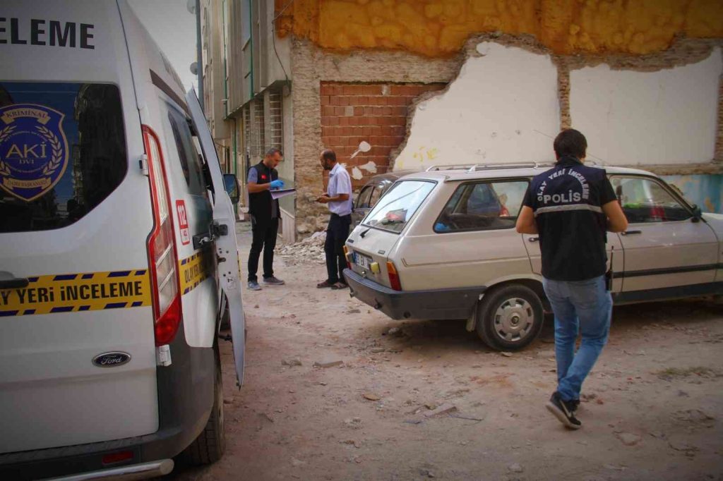 Elazığ’da park halindeki otomobilden inşaat malzemesi çalındı