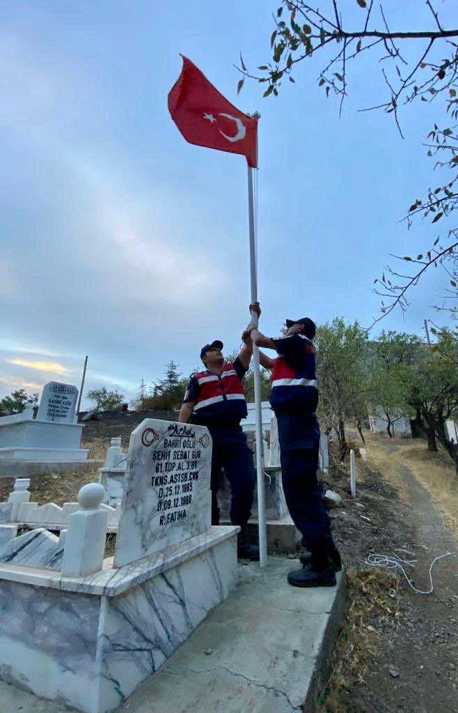 Elazığ’da şehit mezarlarına jandarma eli değdi