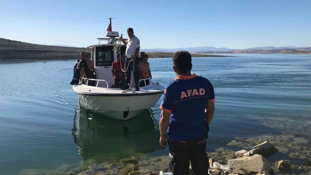 Elazığ’da tekneyle birlikte suda kaybolan şahıs ‘ROW’  ile aranıyor