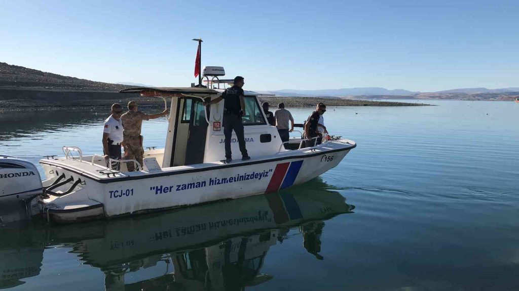 Elazığ’da tekneyle birlikte suda kaybolan şahsı arama çalışmaları sürüyor