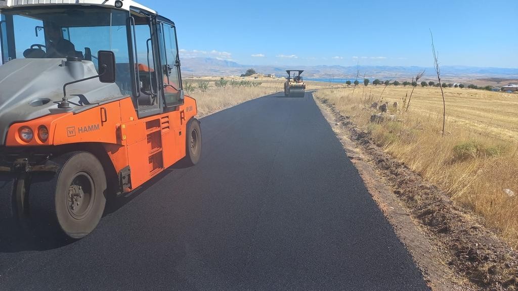 Elazığ’ın köy yollarında asfaltlama çalışması sürüyor