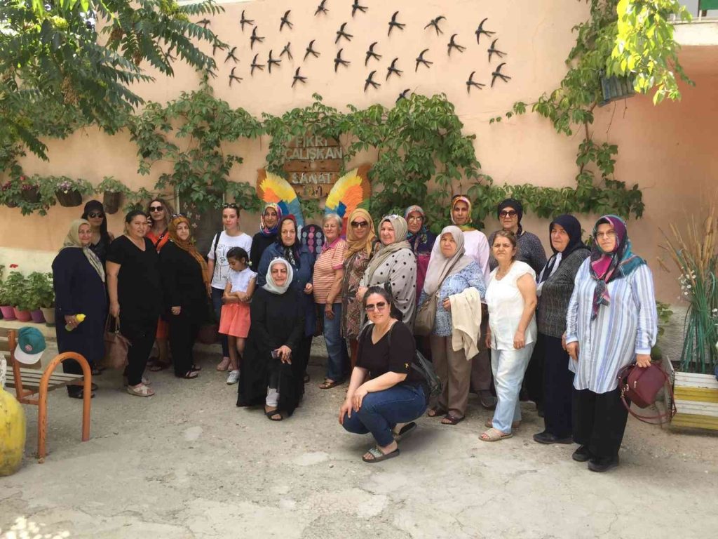 Emekli öğretmen yaptığı minyatürleri evinde sergiliyor