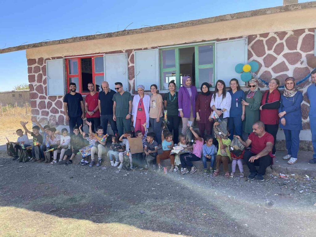 Ergani’de sağlık çalışanlarından çocuklara hediye