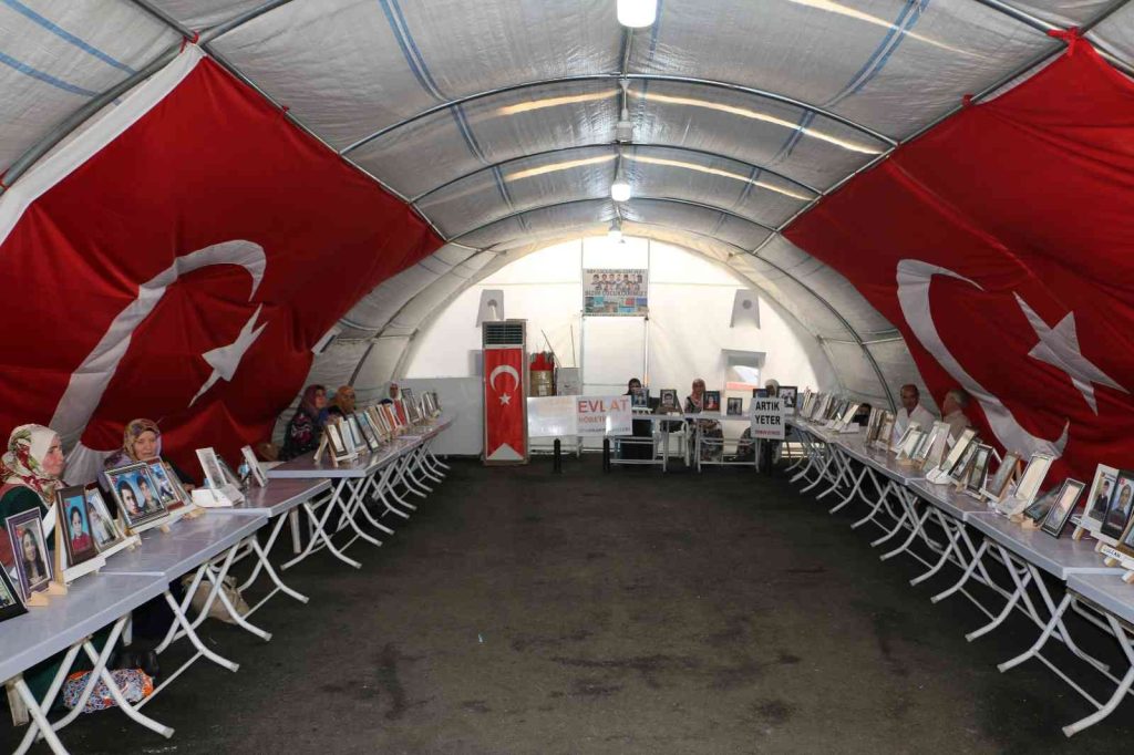 Evlat nöbeti tutan ailelerin direnişi bin 105. gününde de sürüyor