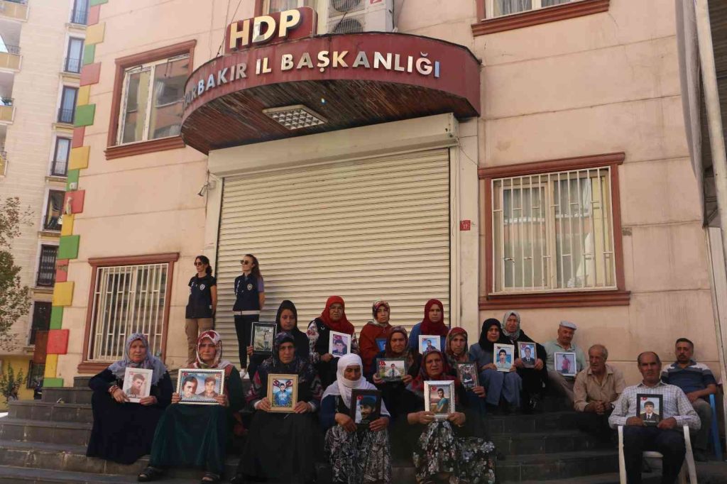 Evlat nöbetindeki anne: “2 evlat hasretini birden çekiyorum”