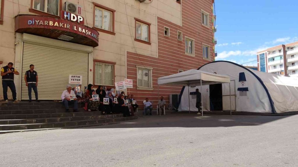 Evlat nöbetindeki babadan oğluna çağrı: “Etrafına bak, HDP’li vekillerin çocukları var mı?”