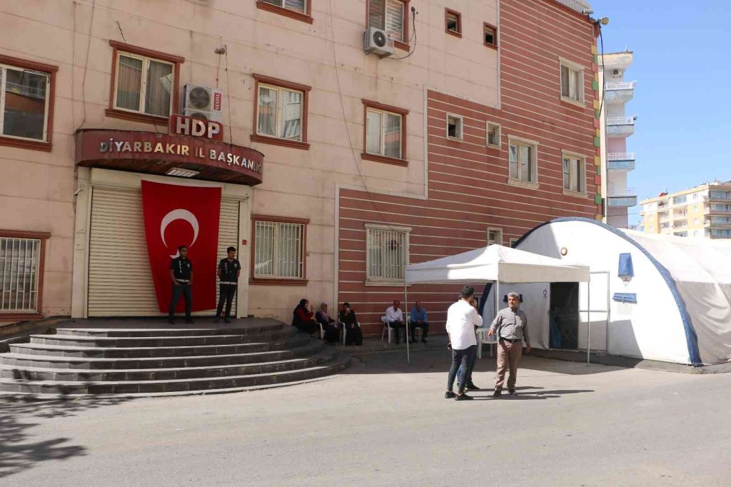 Evlat nöbetindeki babadan oğluna çağrı: “Fırsat bulduğun an kaç gel”