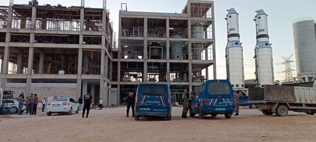 Fabrika inşaatında metal platform çöktü: 1 ölü, 4 yaralı