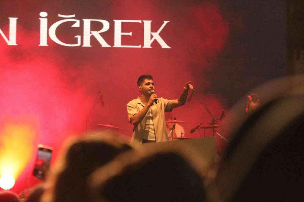 GastroAntep Festivali’nin üçüncü gününde Emir Can İğrek sahne aldı