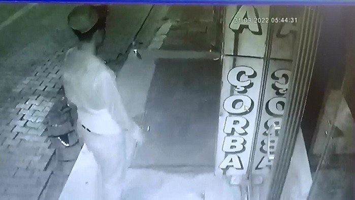 Girdiği dükkanda umduğunu bulamayan hırsız, kasadaki bozuklukları çaldı