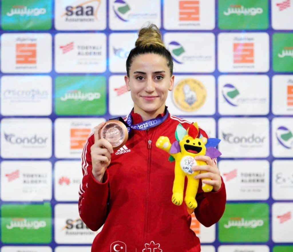 Gizem Özer, Dünya Üniversiteler Boks Şampiyonası’nda yarı finale çıktı