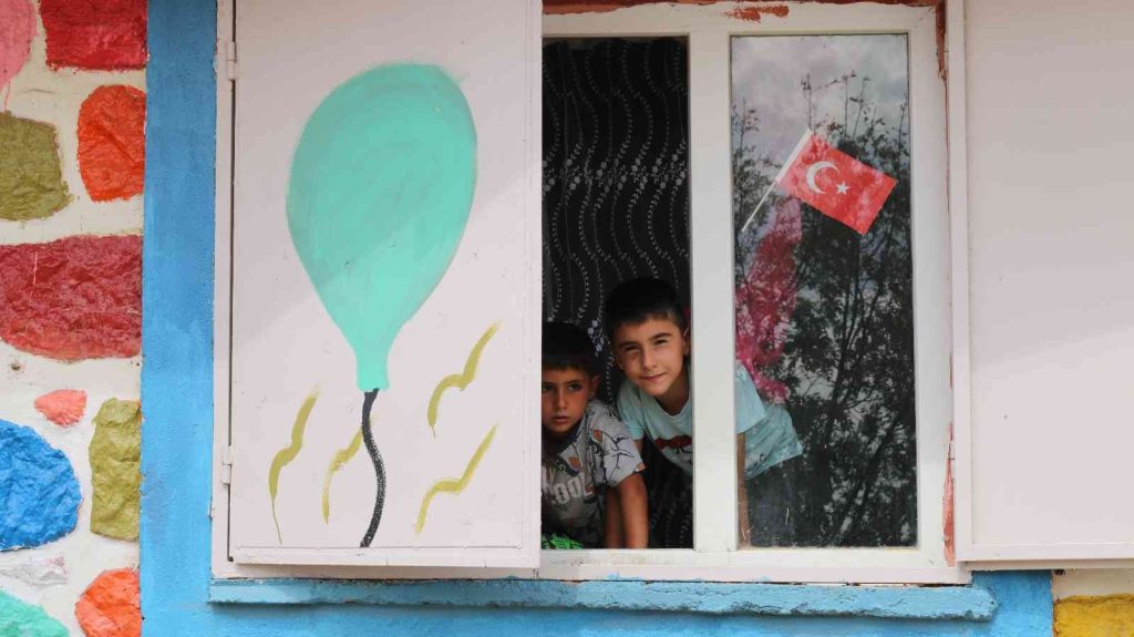 Gönüllüler bir araya geldi, 200 öğrenciye kırtasiye desteğinde bulundu