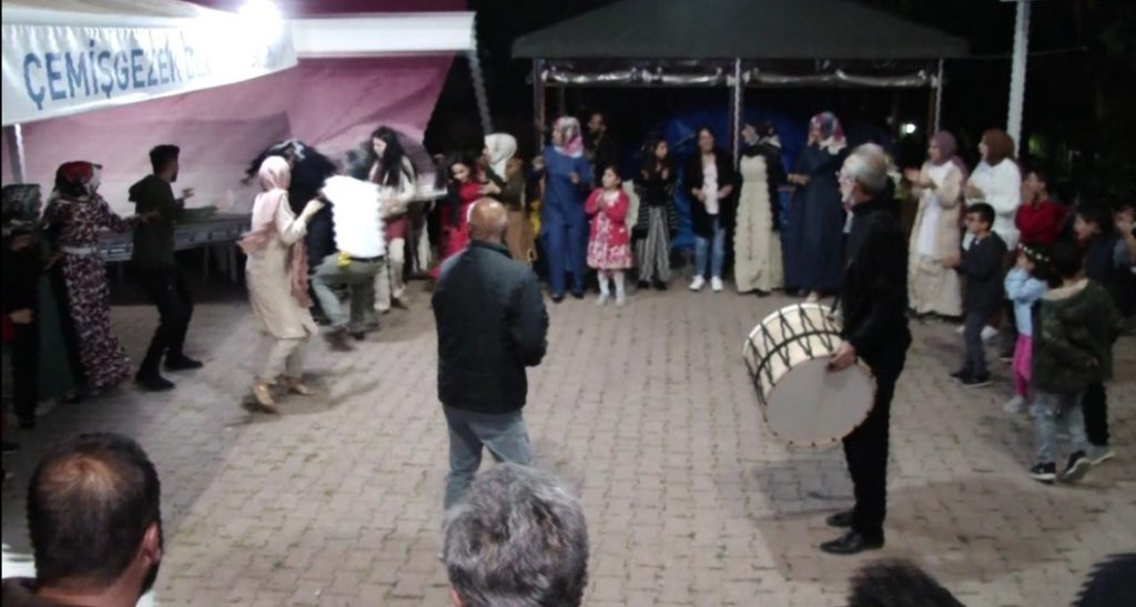 Halay çekenleri kurtarayım derken tente üzerine düştü