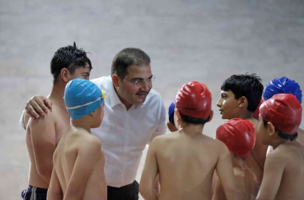 Haliliye’de 3 bin 400 genç yüzme öğreniyor