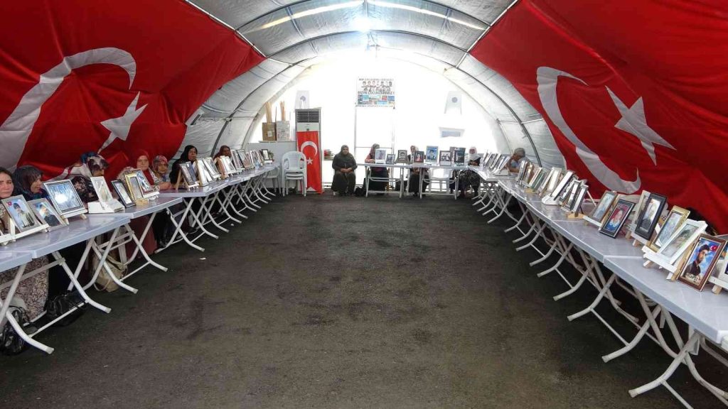 HDP ve PKK mağduru ailelerin evlat nöbeti bin 99’uncu gününde